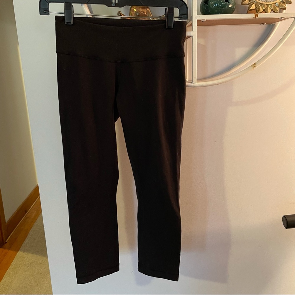 Lululemon black Capri leggings 4 6